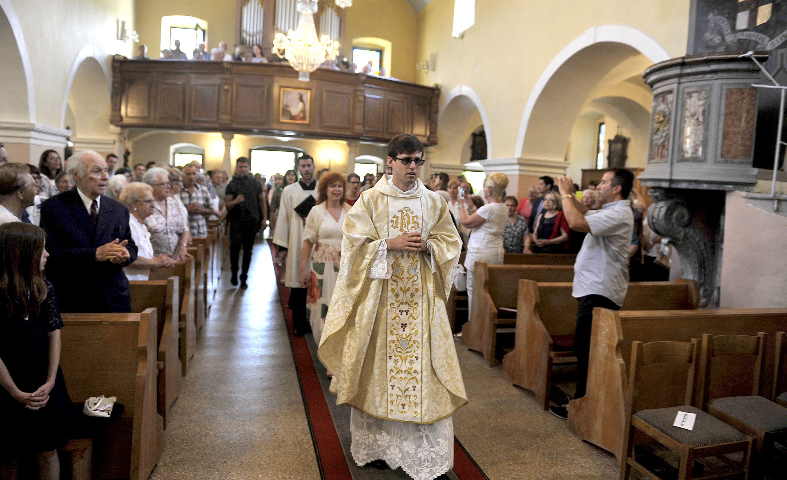 Vlč. Josip Pende mladu je misu slavio jučer u župi Jelenje u kojoj je odrastao / Snimio Roni BRMALJ