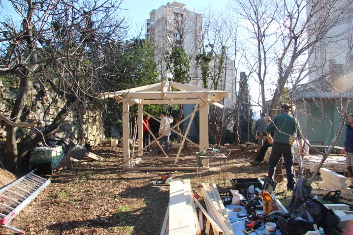 Sjenica se nalazi pokraj nebodera u Giuseppea Duella 2