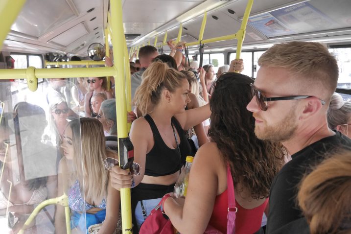 Partijaneri sa Zrća u busevima Autotroleja i više nego pristojni / Foto Marin Aničić