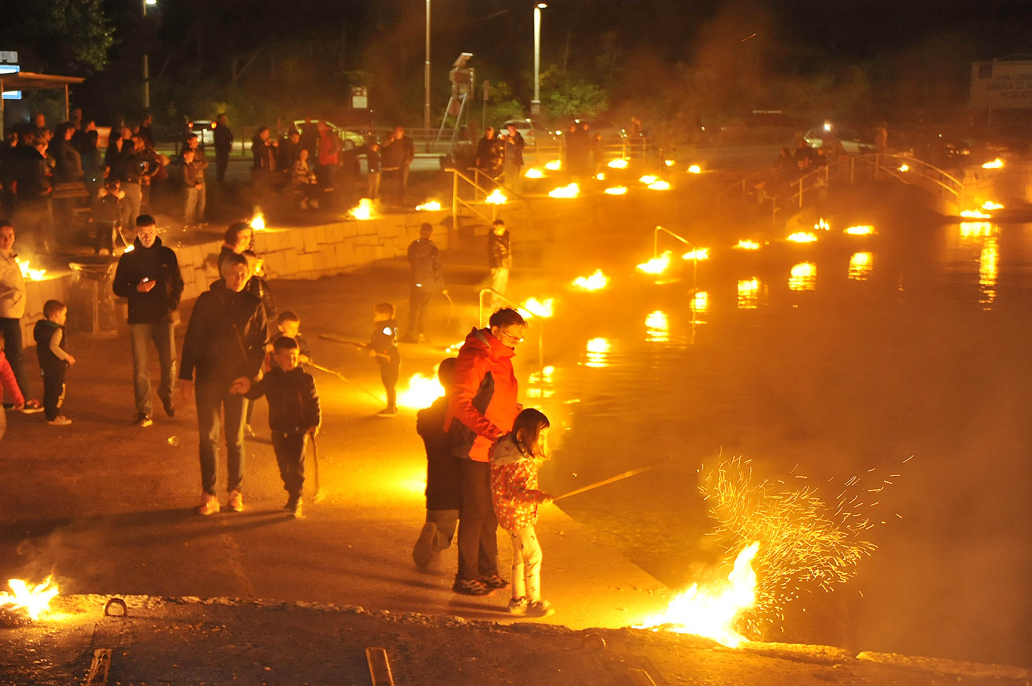 ŠIBICA PROBUDILA PROŠLOST Najvatrenija bakaračka prvomajska bakljada