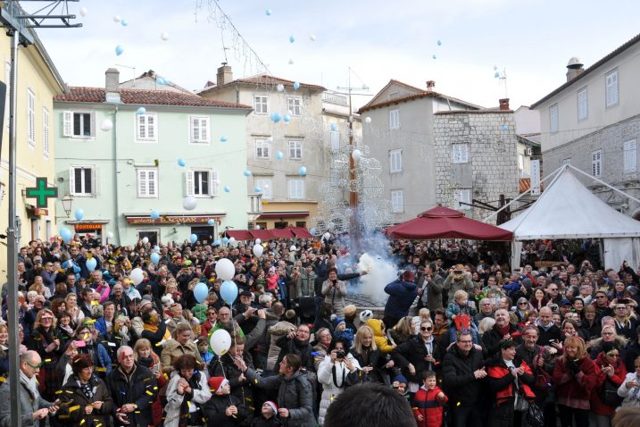 Podnevni ispraćaj stare godine na krčkoj Veloj placi tradicija je koja će biti nastavljena i ove godine / Foto M. TRINAJSTIĆ