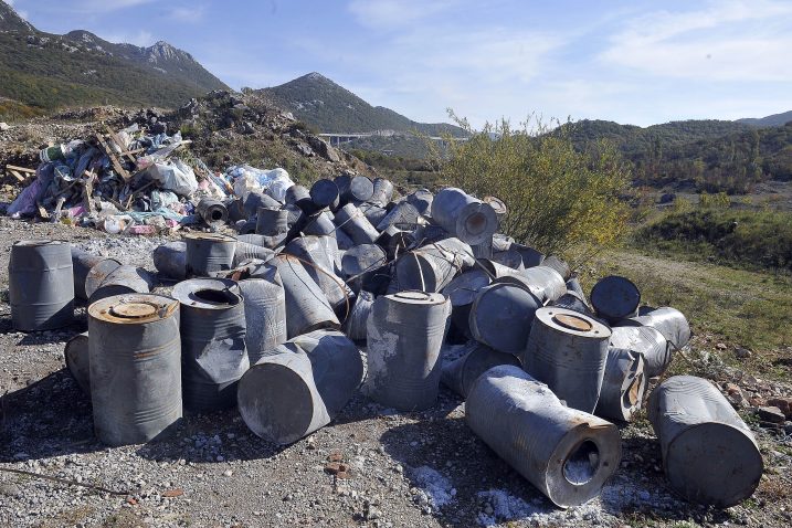 Osumnjičeni su bačve s karbitom jednostavno odbacili kraj ceste / Foto R. BRMALJ