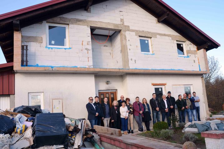 Dio ljudi koji su pomogli obitelji Franković u obnovi kuće / Snimio Marinko KRMPOTIĆ