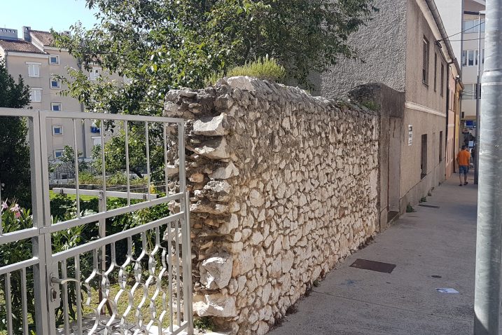 Grad želi otkupiti samo dio okućnice obitelji Valčić, čemu se oni protive jer žele prodati čitavu nekretninu / Foto  N. CAR