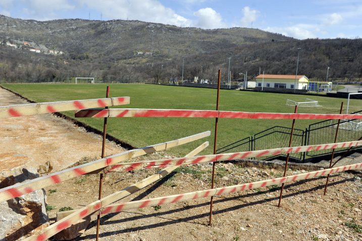 Radovi stoje, djeca s Krasice ostala bez dječjeg igrališta / Snimio Roni BRMALJ