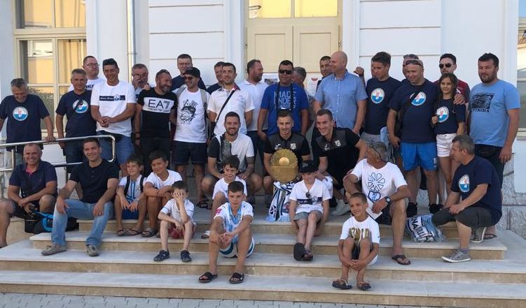 Članovi Vavik vjerne Kirije s igračima Rijeke i Rabuzinovim suncem