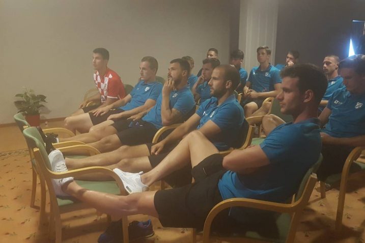 Igrači Rijeke zajednički prate utakmicu u hotelu Kompas