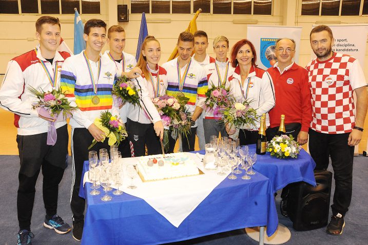 Trofejna boćarska ekipa na okupu u boćarskom domu Hrastenice/S. DRECHSLER