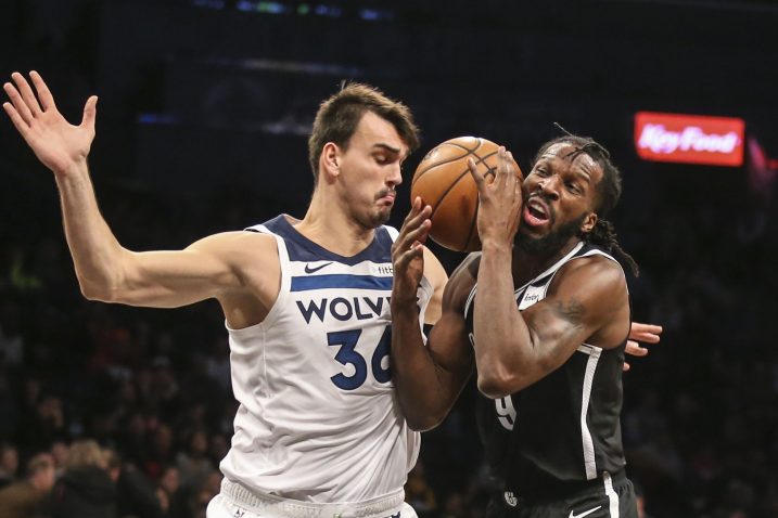 Dario Šarić (Minnesota) i Kenneth Faried (Brooklyn Nets)/Foto REUTERS