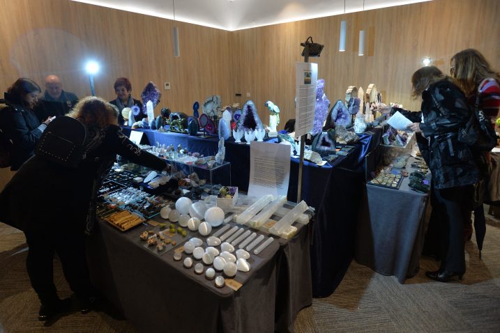 Raznovrsna ponuda na sajmu ezoterije / Foto Damir ŠKOMRLJ