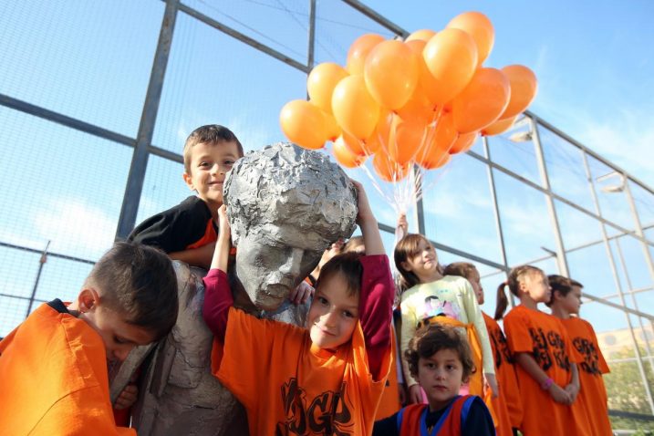 Šibenik je proslavio Draženov 55. rođendan polaganjem vjenaca i puštanjem 55 balona kod spomenika na Baldekinu/Foto PIXSELL