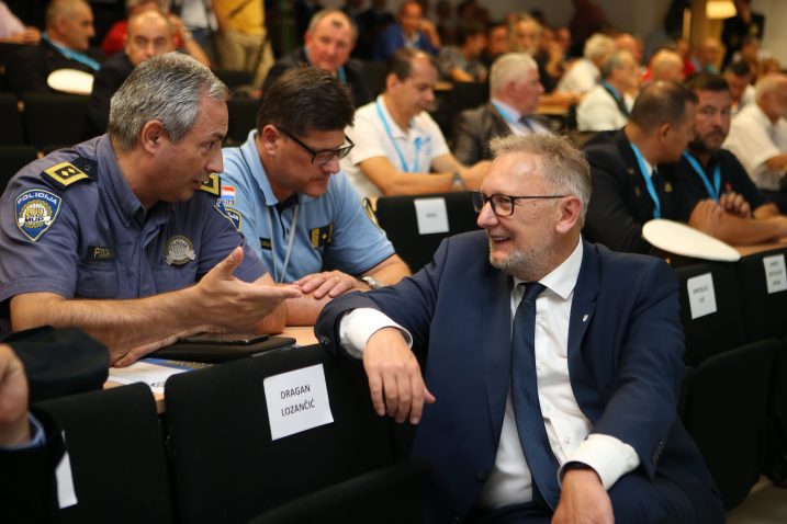 Slobodan Marendić u srdačnom razgovoru s ministrom policije Davorom Božinovićem / Photo Ivo Cagalj/PIXSELL