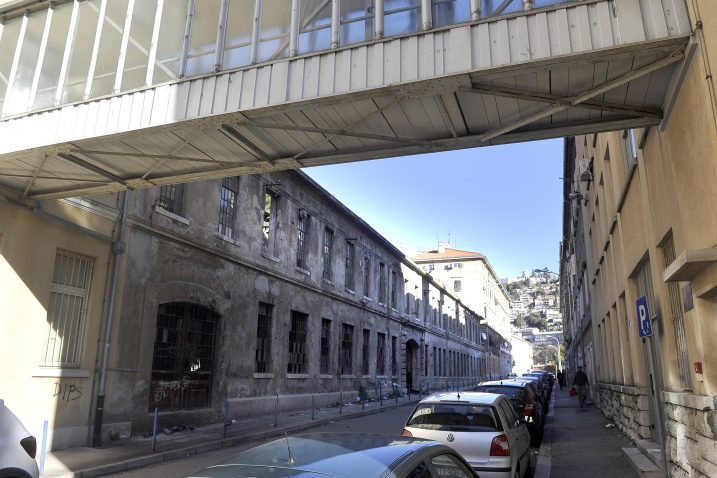 Skela je postavljena kada je sa zgrade pao komad zida / Snimio Roni BRAMALJ