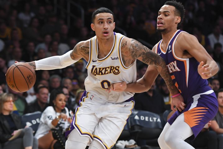 Kyle Kuzma (LA Lakers) i Elie Okobo (Phoenix Suns)/Foto REUTERS