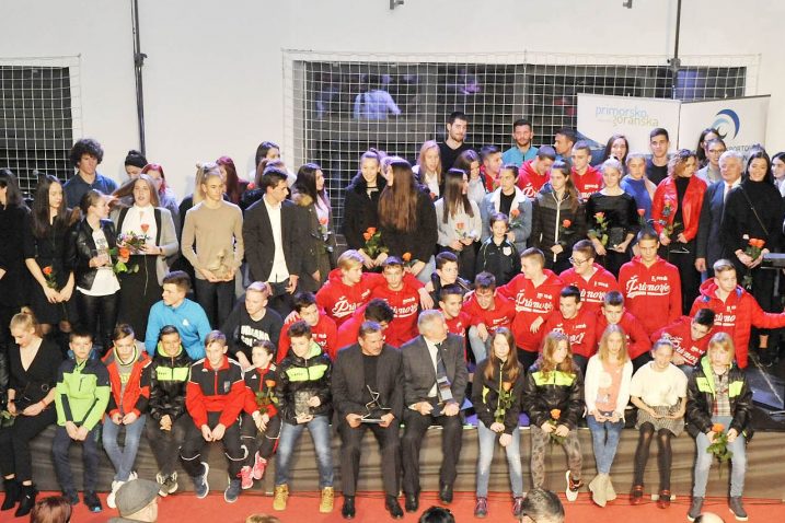 Svi nagrađeni na pozornici podignutoj u hreljanskoj sportskoj dvorani/S. DRECHSLER