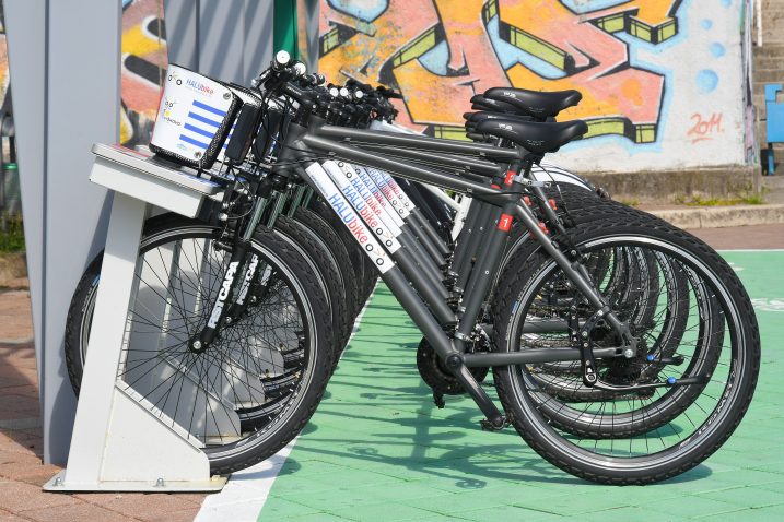 Šest brdskih i šest  električnih bicikala  na parkiralištu Milihovo