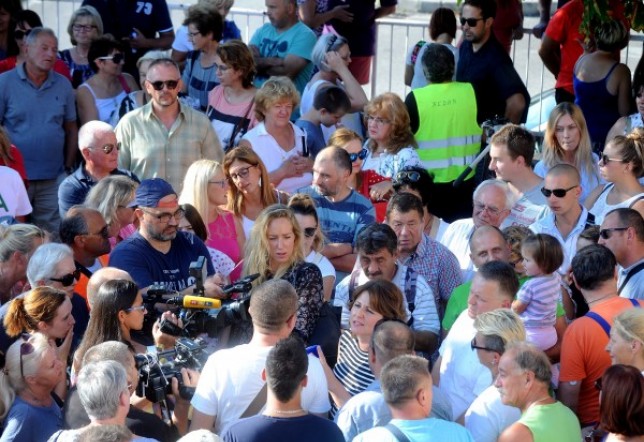 Stanovnici Viškova spontano su se ovog tjedna okupili ispred Općine Viškovo, gdje su upozorili na problem smrada s Marišćine / Foto Marko Gracin