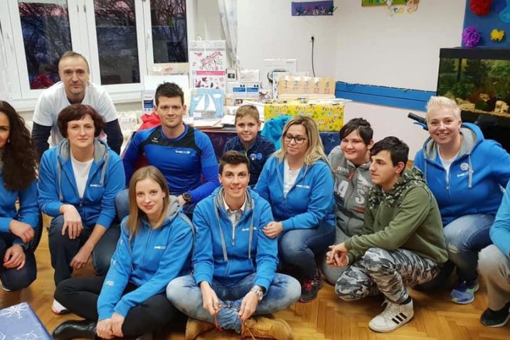 Predstavnici Torpedo Runnersa sa štićenicima Centra