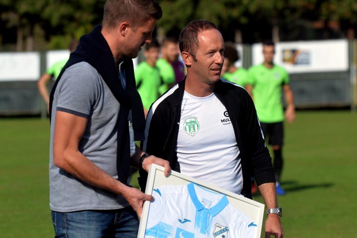 Ivan Mance i Dalibor Višković uoči početka utakmice u Bujama/Foto D. ŠKOMRLJ