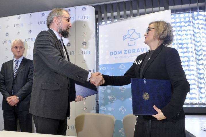 Stisak ruke nakon potpisa na ugovoru -  Vladimir Mozetič i Snježana Prijić Samaržija  / Snimio Roni BRMALJ