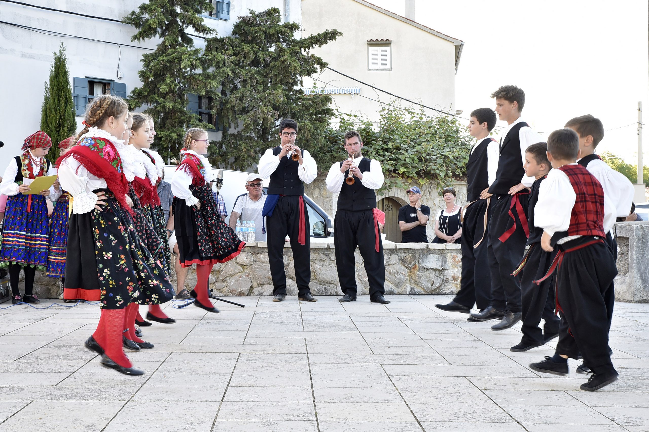 Svaka od folklornih skupina izvela je nekoliko plesova i pjesama / Snimio Walter SALKOVIĆ