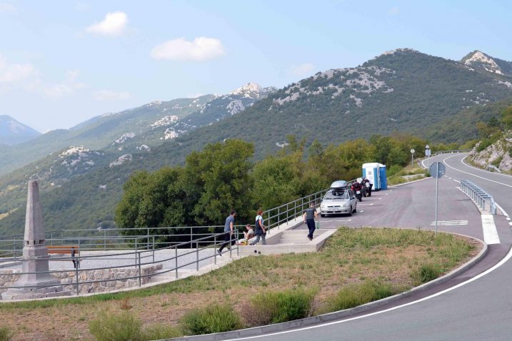 Uređeni vidikovac poziva na odmor i označava da su putnici od Rijeke udaljeni 15 kilometara / Snimio Marinko KRMPOTIĆ