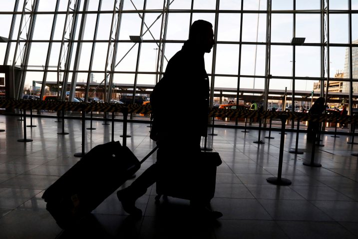 Singapur i Hong Kong kontroliraju putnike u zračnom prometu koji dolaze iz Wuhana, a američke vlasti uvele su sliče mjere od petka u zračnim lukama u San Franciscu, Los Angelesu i New Yorku / Reuters