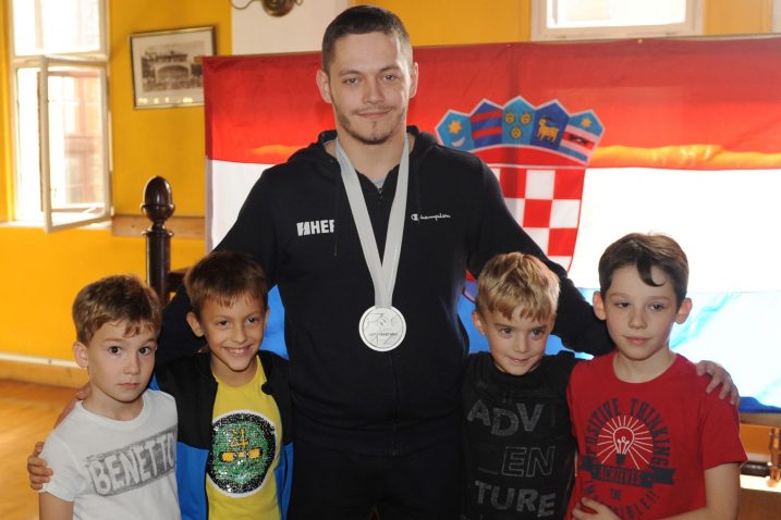 Tin Srbić s malim gimnasticarima Hrvatskog sokola/Foto D. JELINEK