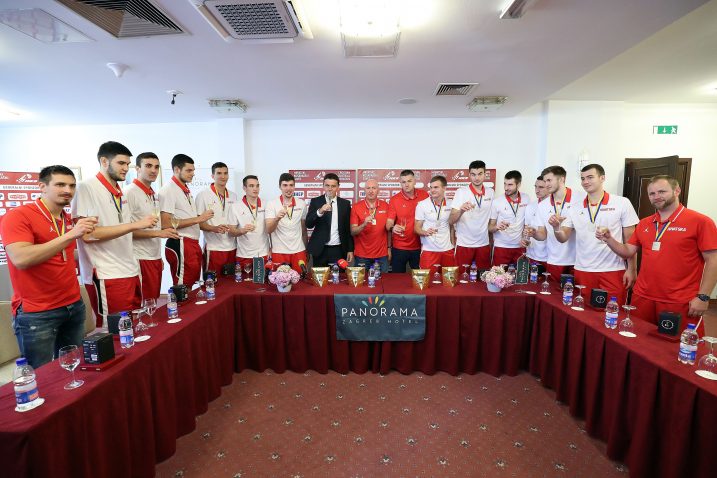 Mladi hrvatski košarkaši i vodstvo HKS-a/G. STANZL/PIXSELL