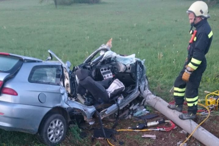 Da bi se iz olupine izvuklo tijelo poginulog vozača u pomoć su pozvani vatrogasci JVP Gospić / Snimio Marin SMOLČIĆ