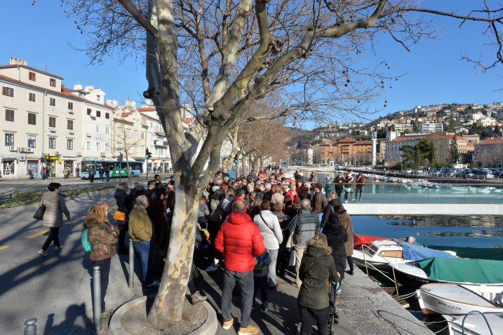 Riječanima svakodnevan, turistima zanimljiv - gosti na Mrtvom kanalu s pogledom na Sušak / Foto Damir ŠKOMRLJ