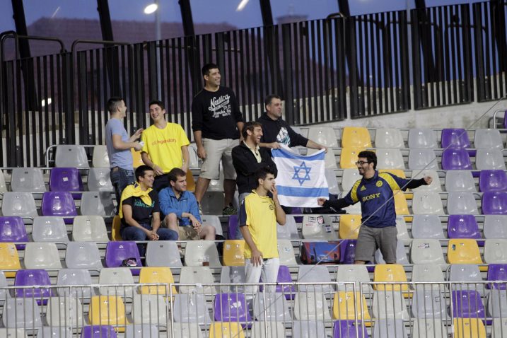Malobrojni navijači Maccabi Tel Aviva na utakmici kvalifikacija Lige prvaka protiv Maribora 2014. godine / Foto Reuters