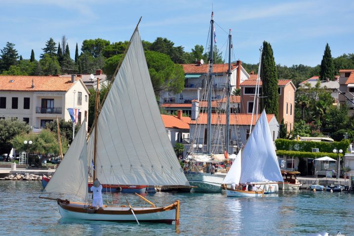 Na moru pred Malinskom održana prva regata tradicijskih barki - Homo na jidra / Snimio Mladen TRINAJSTIĆ