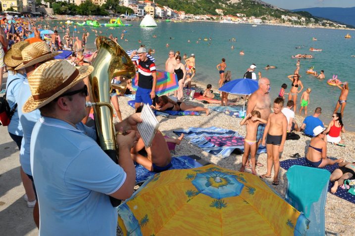 Bašćanske ribare ali i kupače na Valoj plaži svojim koračnicama razveselili puhači Limene glazbe Marinići / Snimio Mladen TRINAJSTIĆ