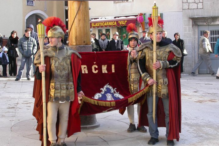 Svečanim podizanjem karnevalske zastave na Veloj placi, 13. siječnja krenut će još jedan Krčki karneval / Snimio Mladen TRINAJSTIĆ