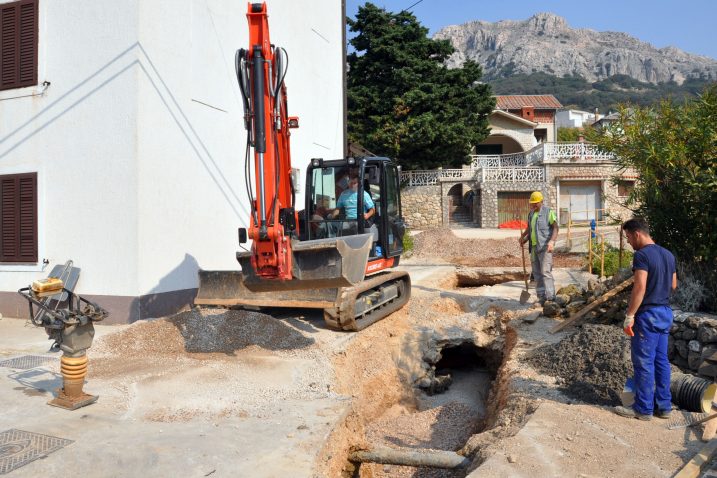 Građevinari će idućih tjedana iznova "prekopati" brojna krčka naselja / Snimio Mladen TRINAJSTIĆ