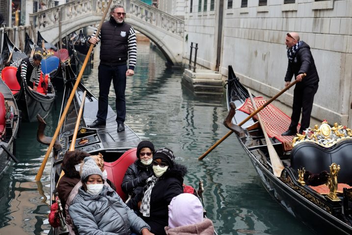 Ploviti se mora - gondolijeri s turistima na jednom od brojnih venecijanskih kanala / Reuters