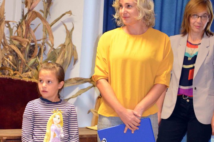 Prvašicu Danijelu Litanj dočekali su ostali učenici nižih razreda i prof. Marija Tonković / Snimio Marinko KRMPOTIĆ