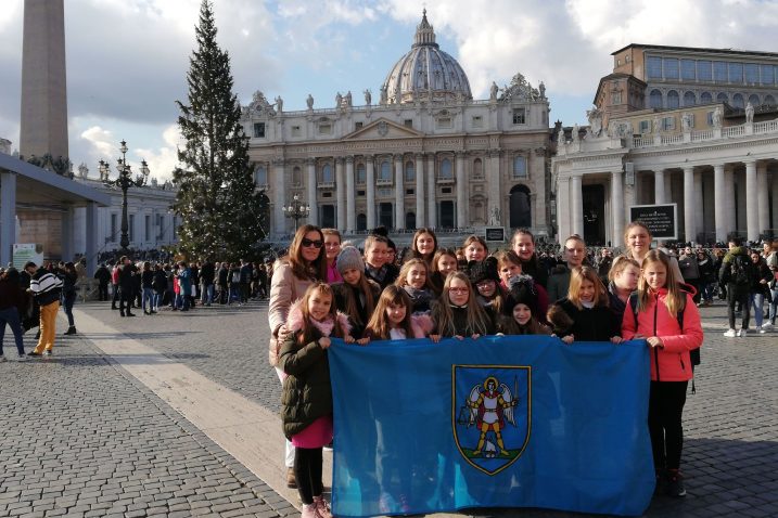 Mlade otočne mažoretkinje uspješno nastupile na velikoj paradi u Rimu / Snimila Elizabeta MIKELJ Stigle su razgledati i znamenitosti Firence, Rima i Vatikana