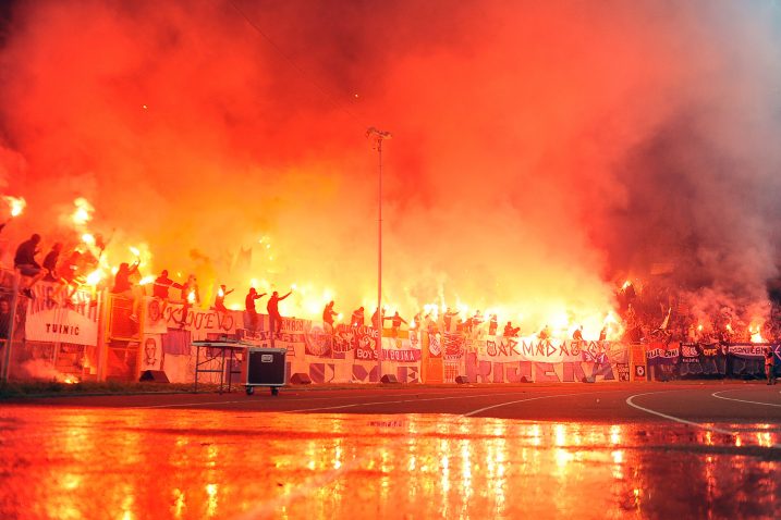 Pirotehnika je problem na svim europskim stadionima/Foto Arhiva NL