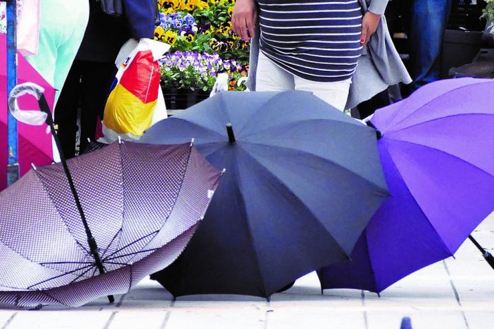 Velikodušna nasmijana žena dala mu je kišobran dok je kišilo / Foto Marin ANIČIĆ / NL arhiva