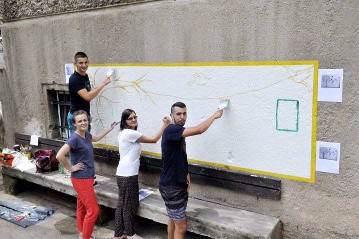 Učenici su tijekom dana oslikavali fasadu doma / Snimio Silvano JEŽINA