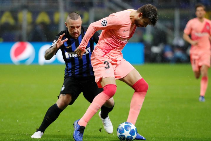 Gerard Pique (Barcelona) u duelu s Radjom Nainggolanom (Inter)/REUTERS