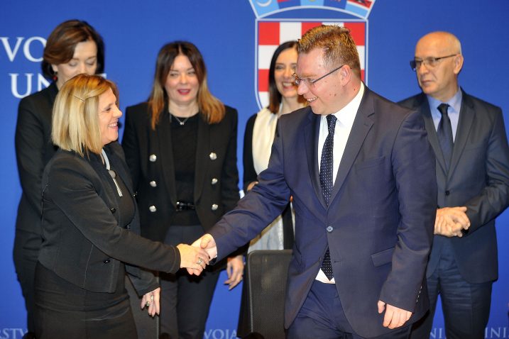 Ugovor s ministrom Markom Pavićem potpisala je ravnateljica škole Sibila Roth / Snimio Davor KOVAČEVIĆ