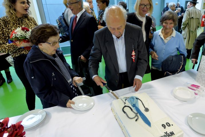 Rođendanska torta, slavljenik i čestitari / Snimio Damir ŠKOMRLJ