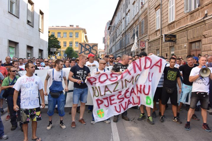 Radnici koji štrajkaju u Uljaniku već treći dan u prosvjednoj su šetnji krenuli ulicama Pula, noseći transparente / Photo: Dusko Marusic/Pixsell
