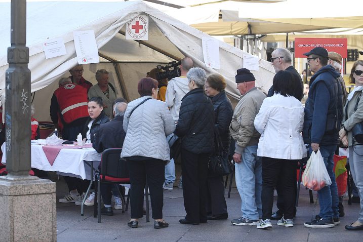 Riječani na Korzu stali u red za radnike '3.maja'/ Foto: I. Tomić