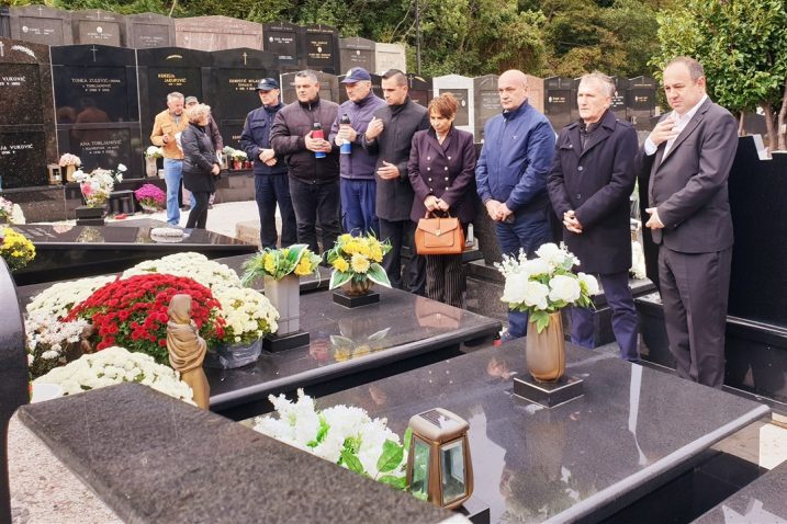 Delegacija odaje počast braniteljima / Foto Dorotea PRPIĆ