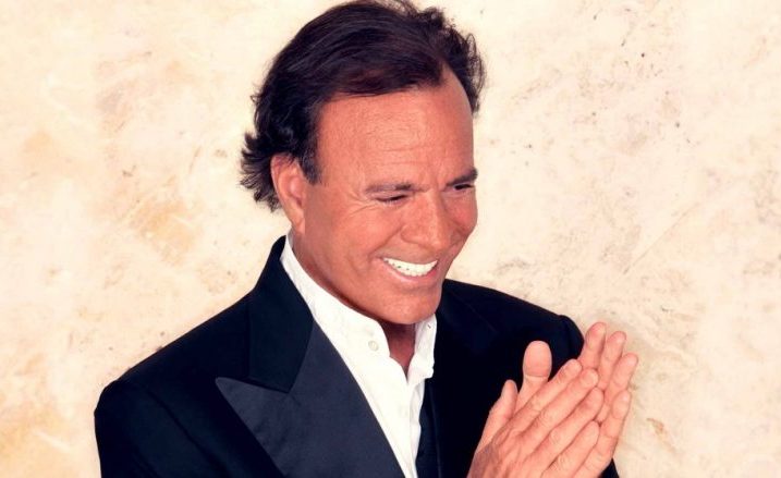 Julio Iglesias je jedan od deset komercijalno najuspješnijih glazbenih umjetnika u povijesti