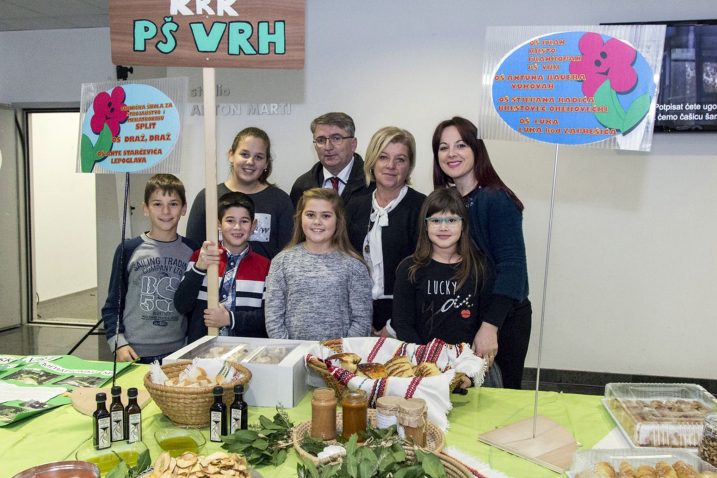 Učenici Područne škole Vrh s plodvima iz svog vrta / Foto HRT